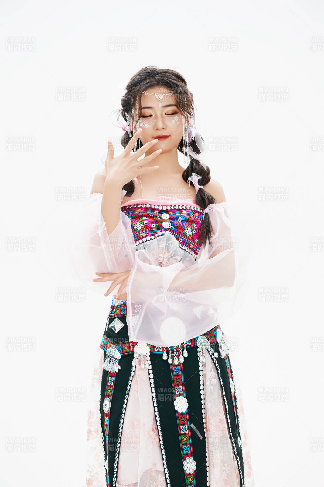 身穿中国少数民族哈尼族服饰的亚洲女性图片