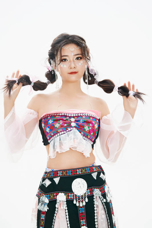 身穿中国少数民族哈尼族服饰的亚洲女性图片