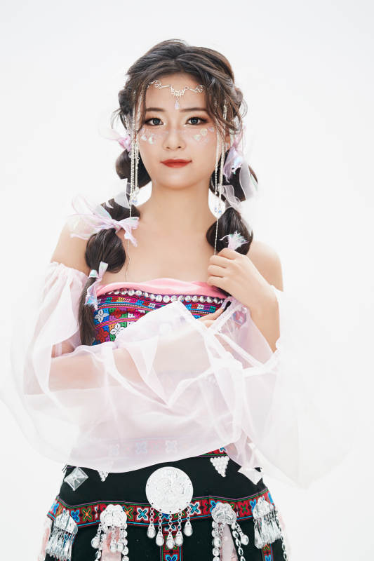 身穿中国少数民族哈尼族服饰的亚洲女性图片