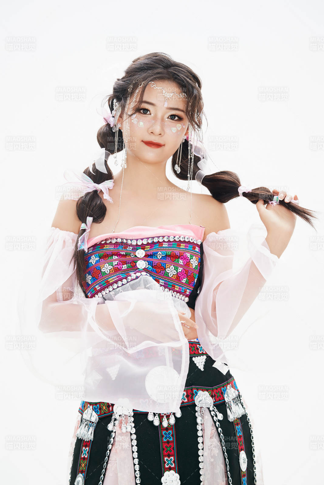 身穿中国少数民族哈尼族服饰的亚洲女性图片