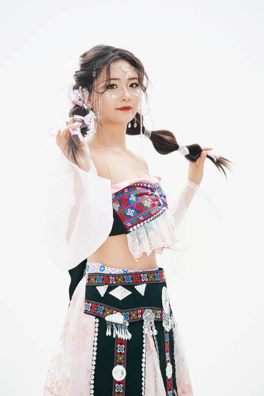 身穿中国少数民族哈尼族服饰的亚洲女性图片