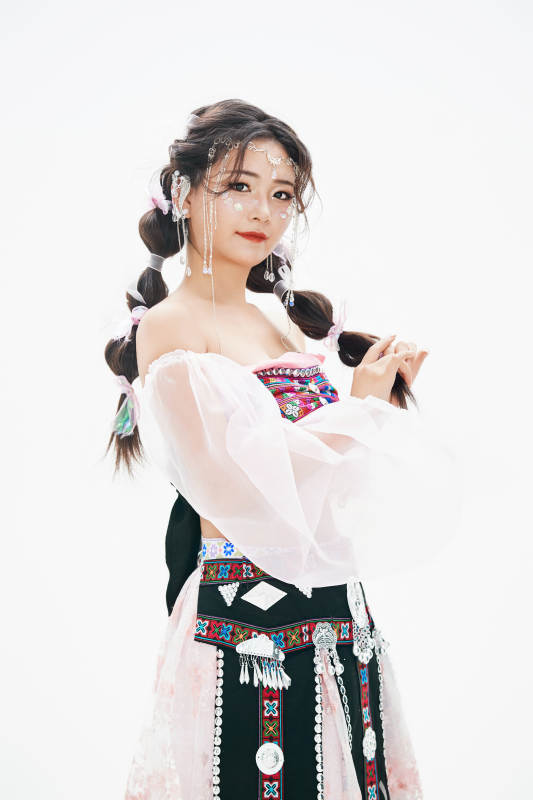 身穿中国少数民族哈尼族服饰的亚洲女性图片