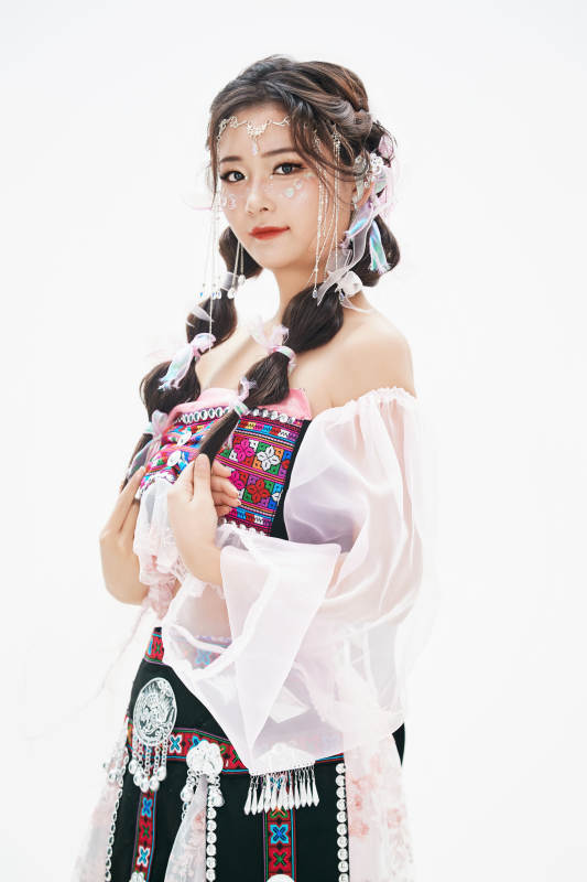 身穿中国少数民族哈尼族服饰的亚洲女性图片