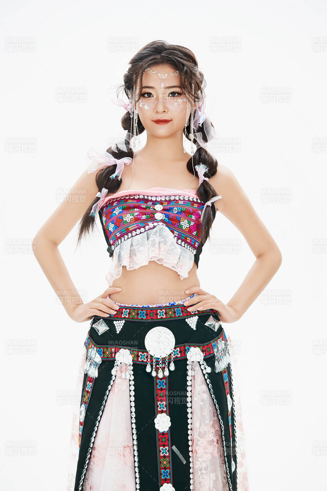 身穿中国少数民族哈尼族服饰的亚洲女性图片