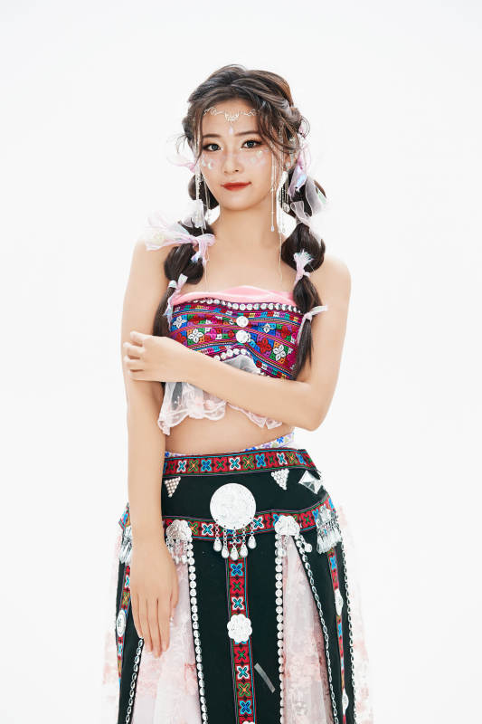 身穿中国少数民族哈尼族服饰的亚洲女性图片