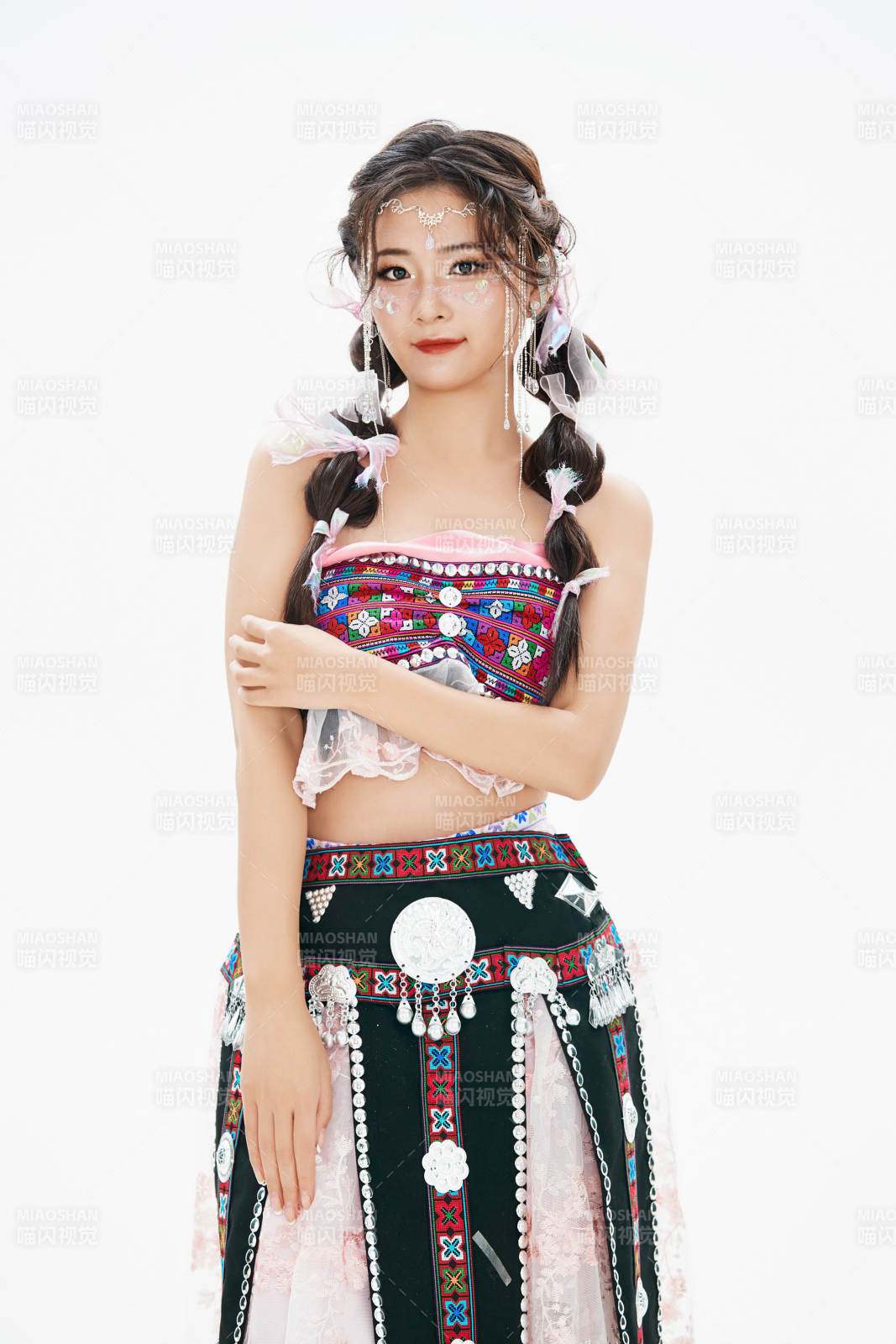 身穿中国少数民族哈尼族服饰的亚洲女性图片