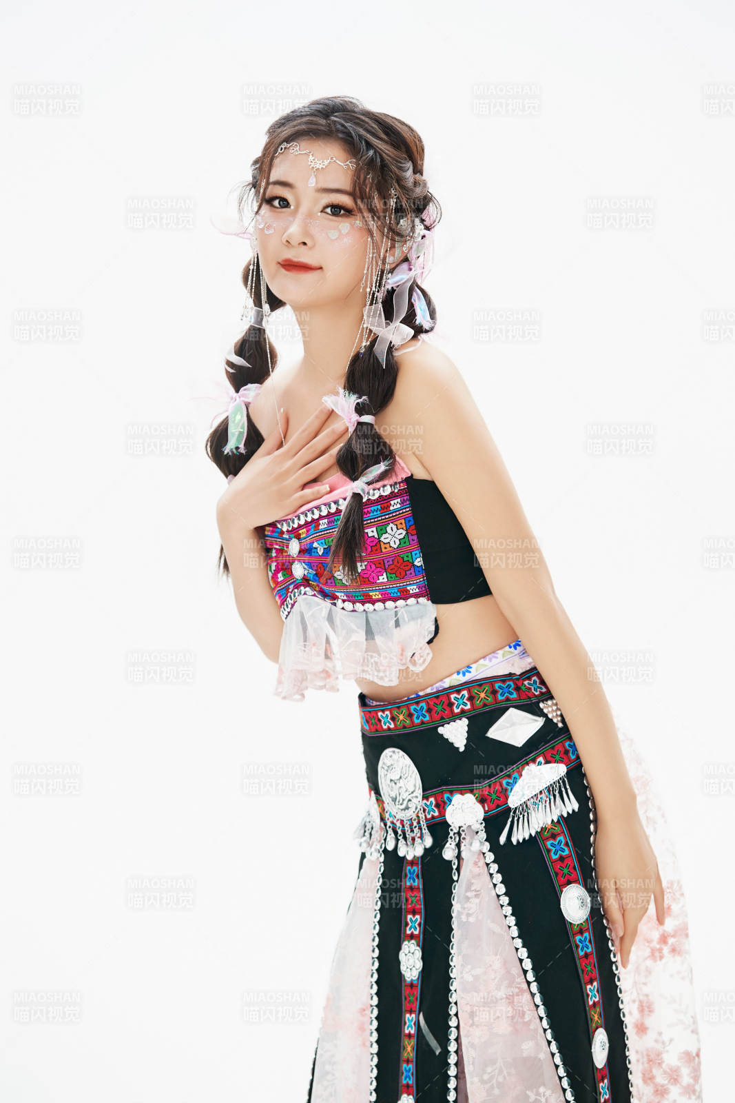 身穿中国少数民族哈尼族服饰的亚洲女性图片