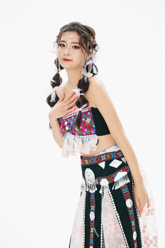 身穿中国少数民族哈尼族服饰的亚洲女性图片