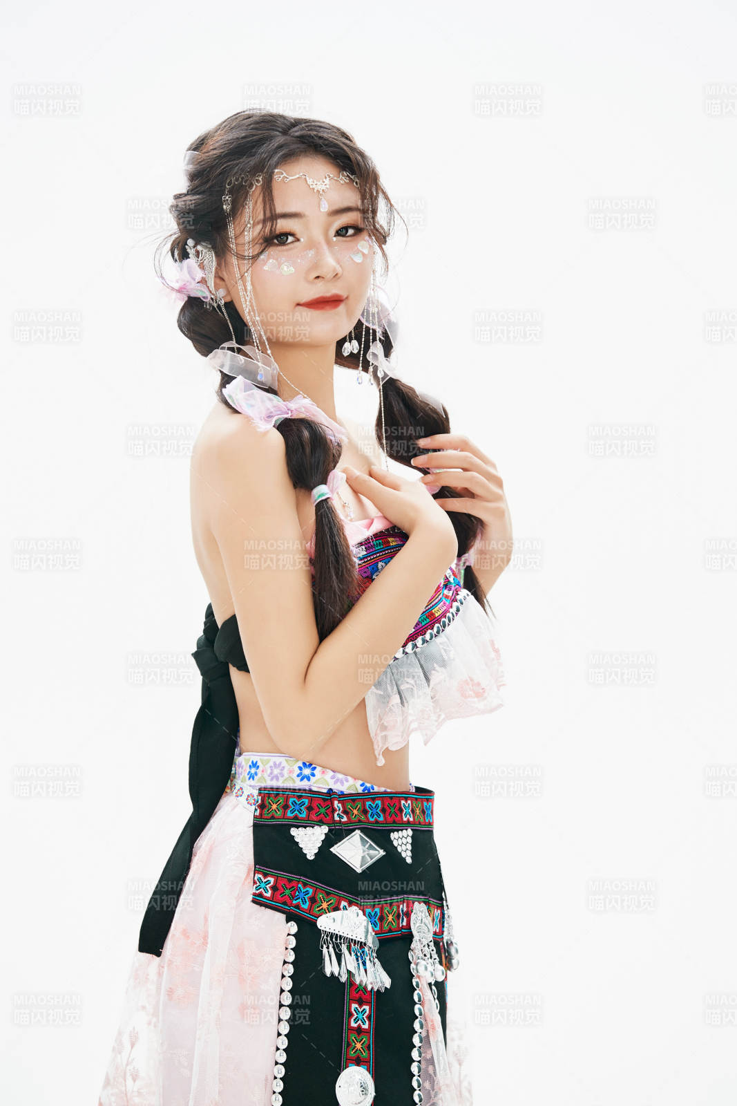 身穿中国少数民族哈尼族服饰的亚洲女性图片