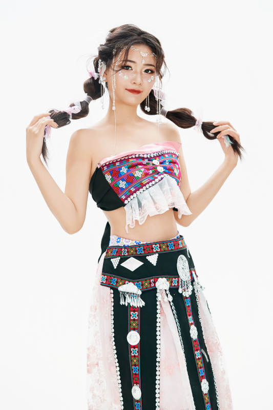 身穿中国少数民族哈尼族服饰的亚洲女性图片
