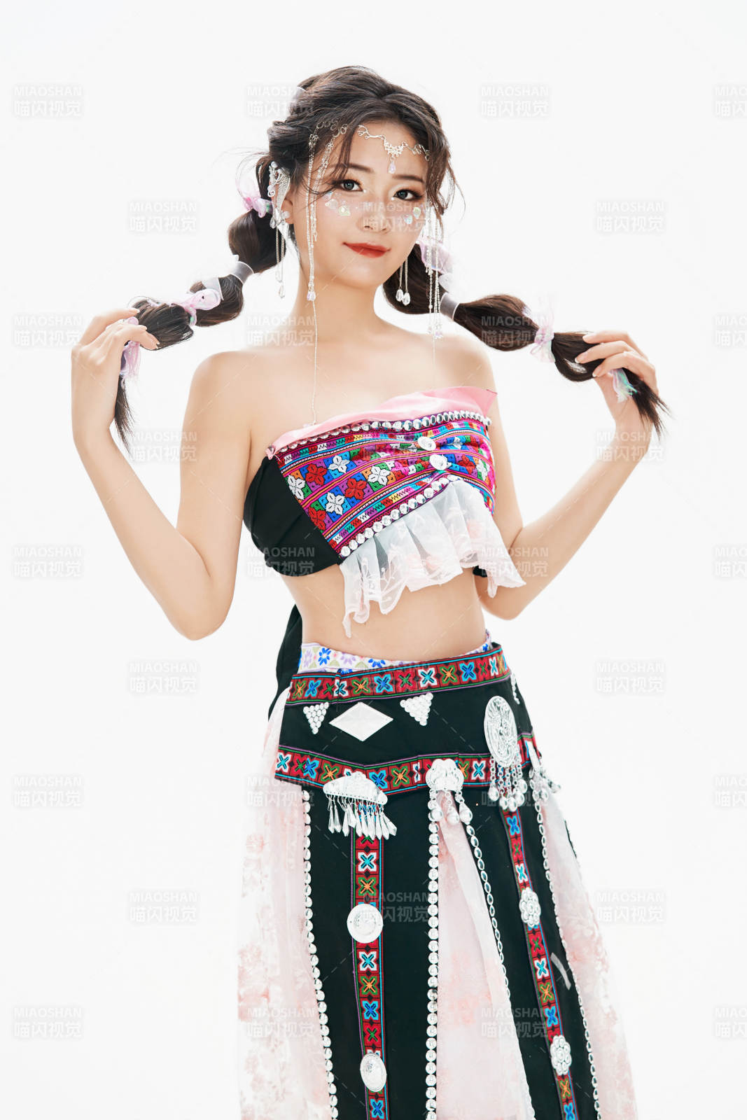 身穿中国少数民族哈尼族服饰的亚洲女性图片