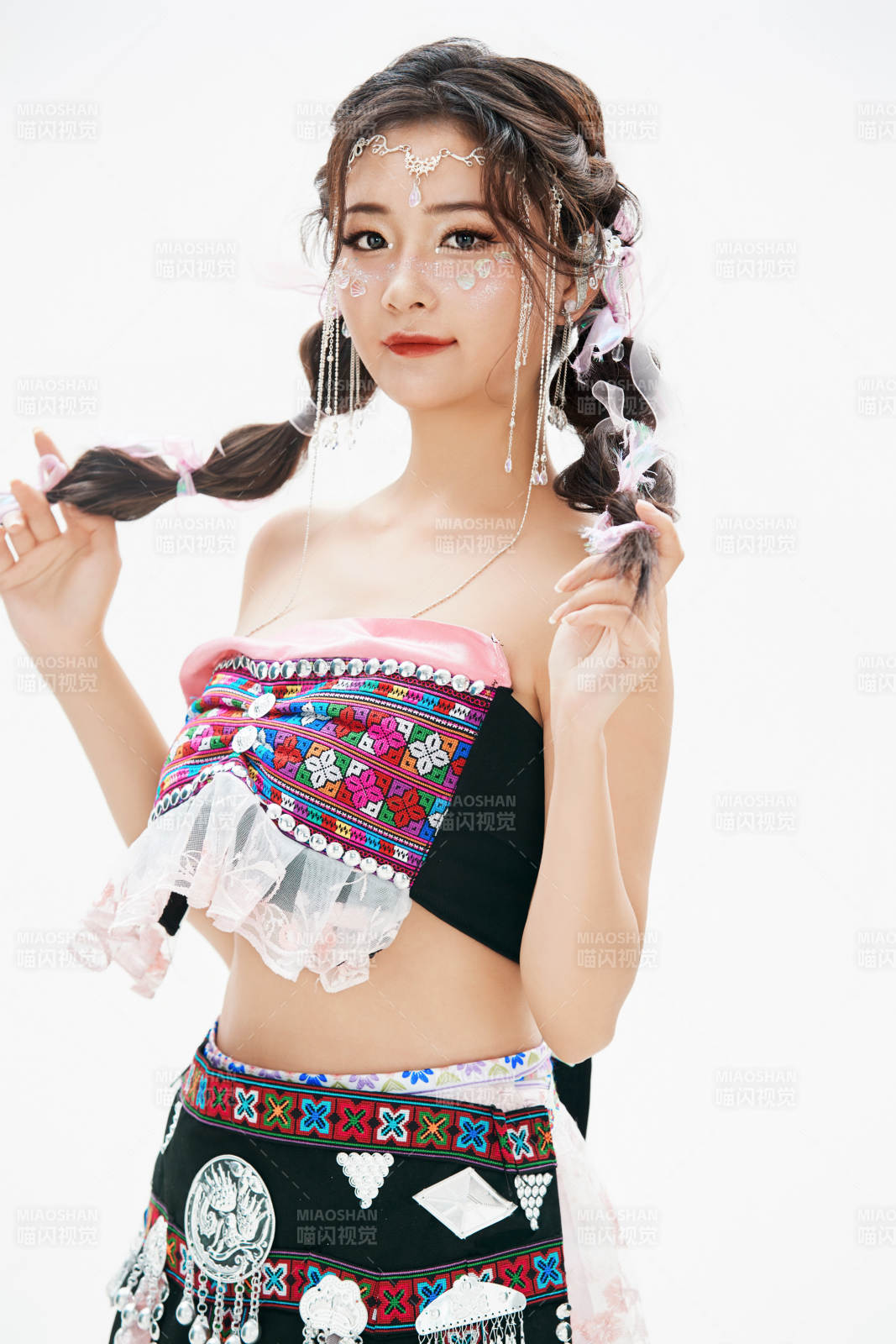 身穿中国少数民族哈尼族服饰的亚洲女性图片