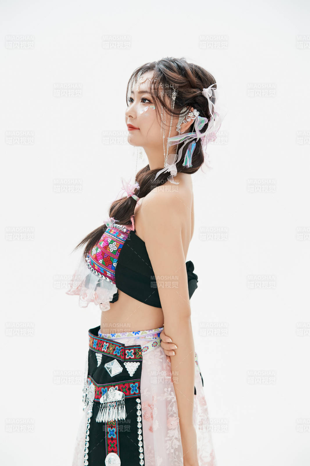 身穿中国少数民族哈尼族服饰的亚洲女性图片