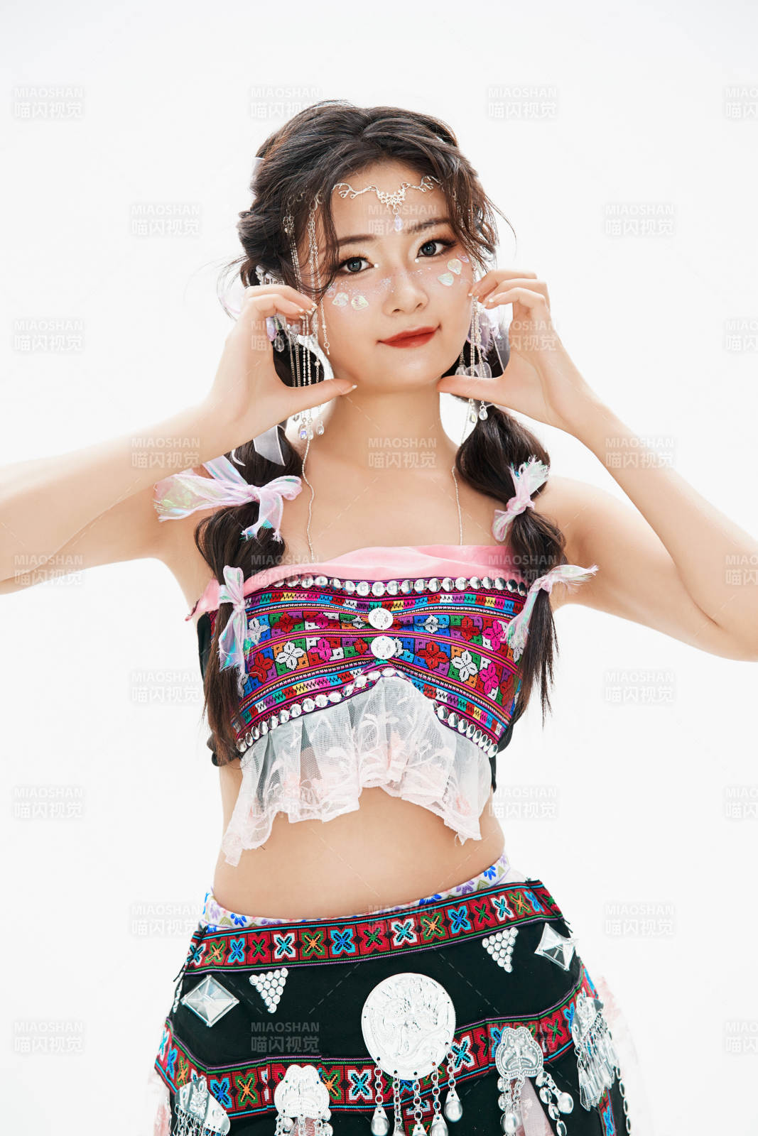 身穿中国少数民族哈尼族服饰的亚洲女性图片