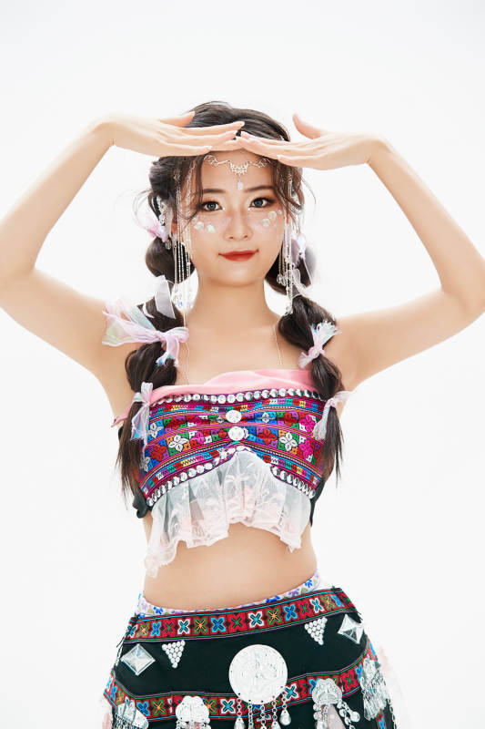 身穿中国少数民族哈尼族服饰的亚洲女性图片