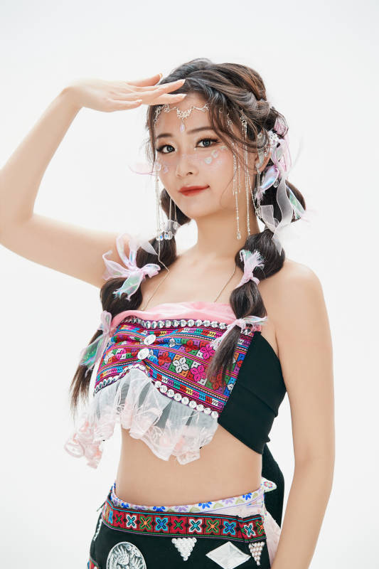 身穿中国少数民族哈尼族服饰的亚洲女性图片