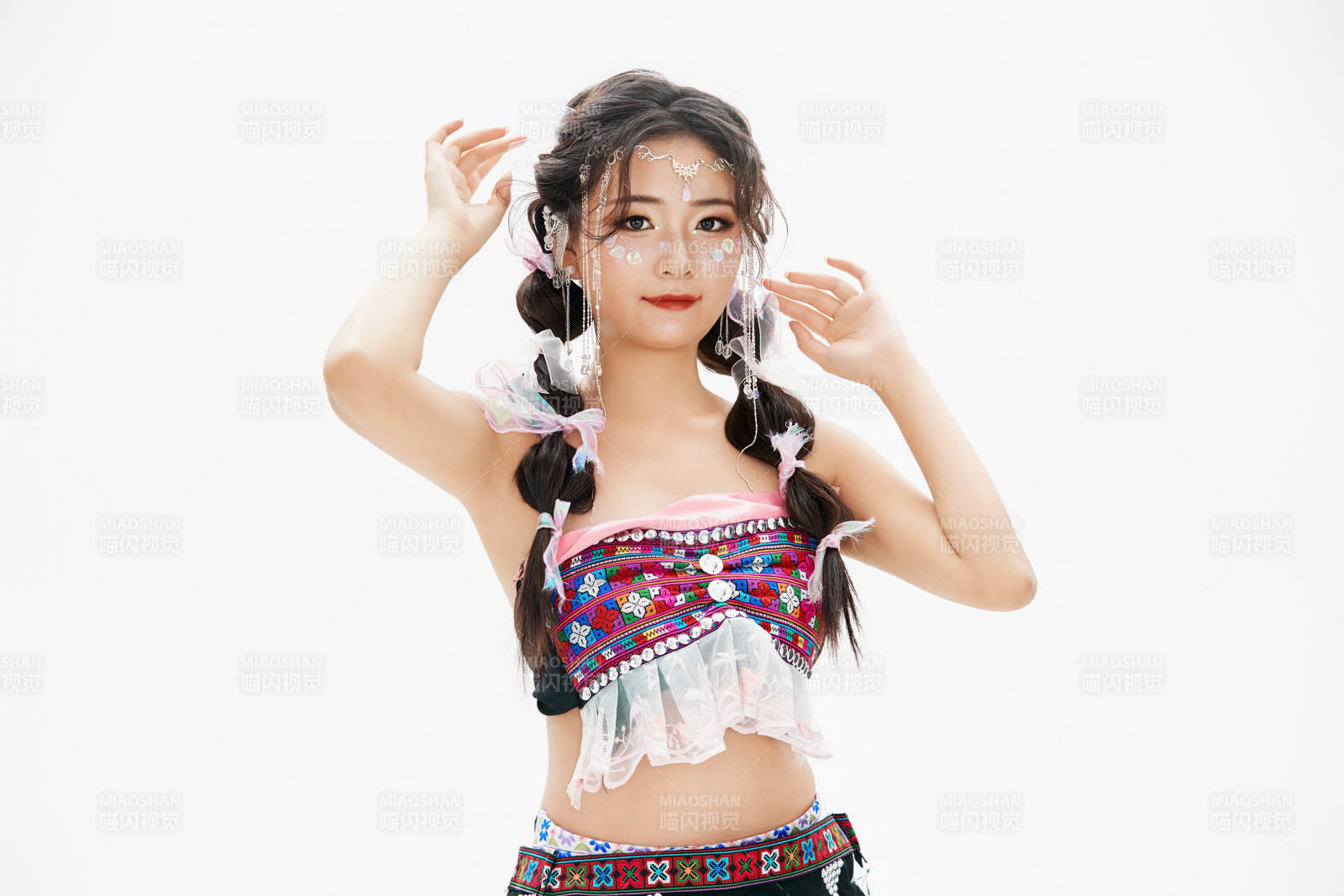 身穿中国少数民族哈尼族服饰的亚洲女性图片