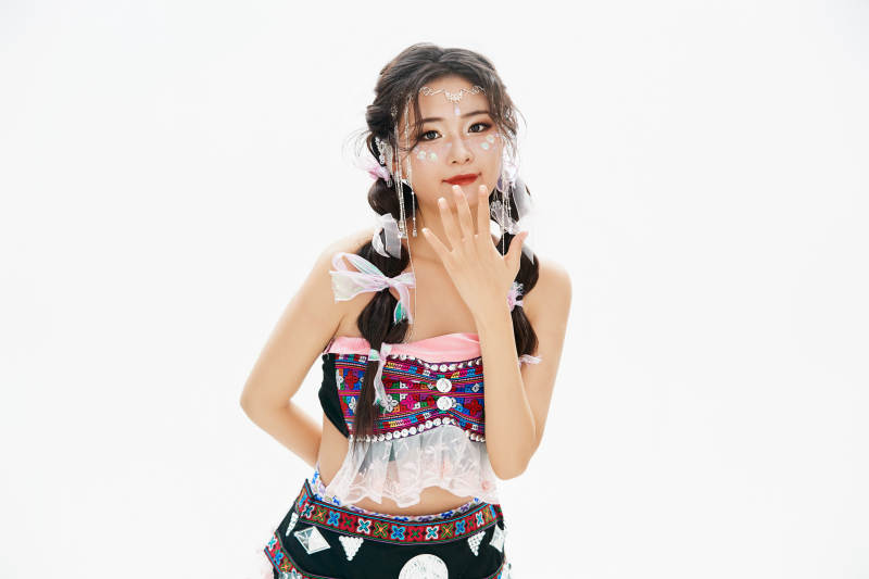 身穿中国少数民族哈尼族服饰的亚洲女性图片