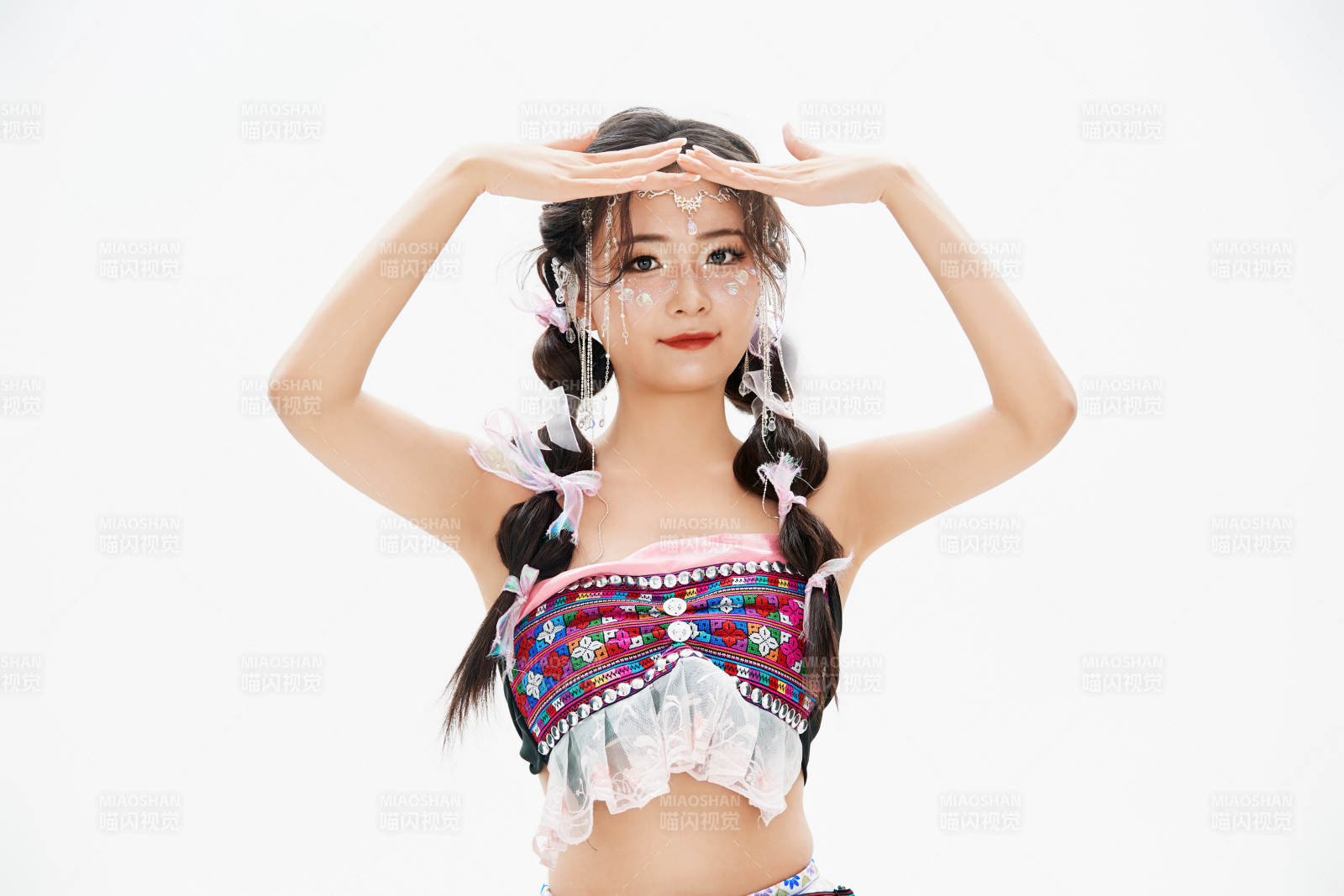 身穿中国少数民族哈尼族服饰的亚洲女性图片