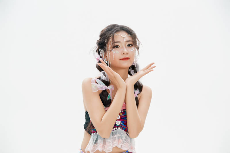 身穿中国少数民族哈尼族服饰的亚洲女性图片