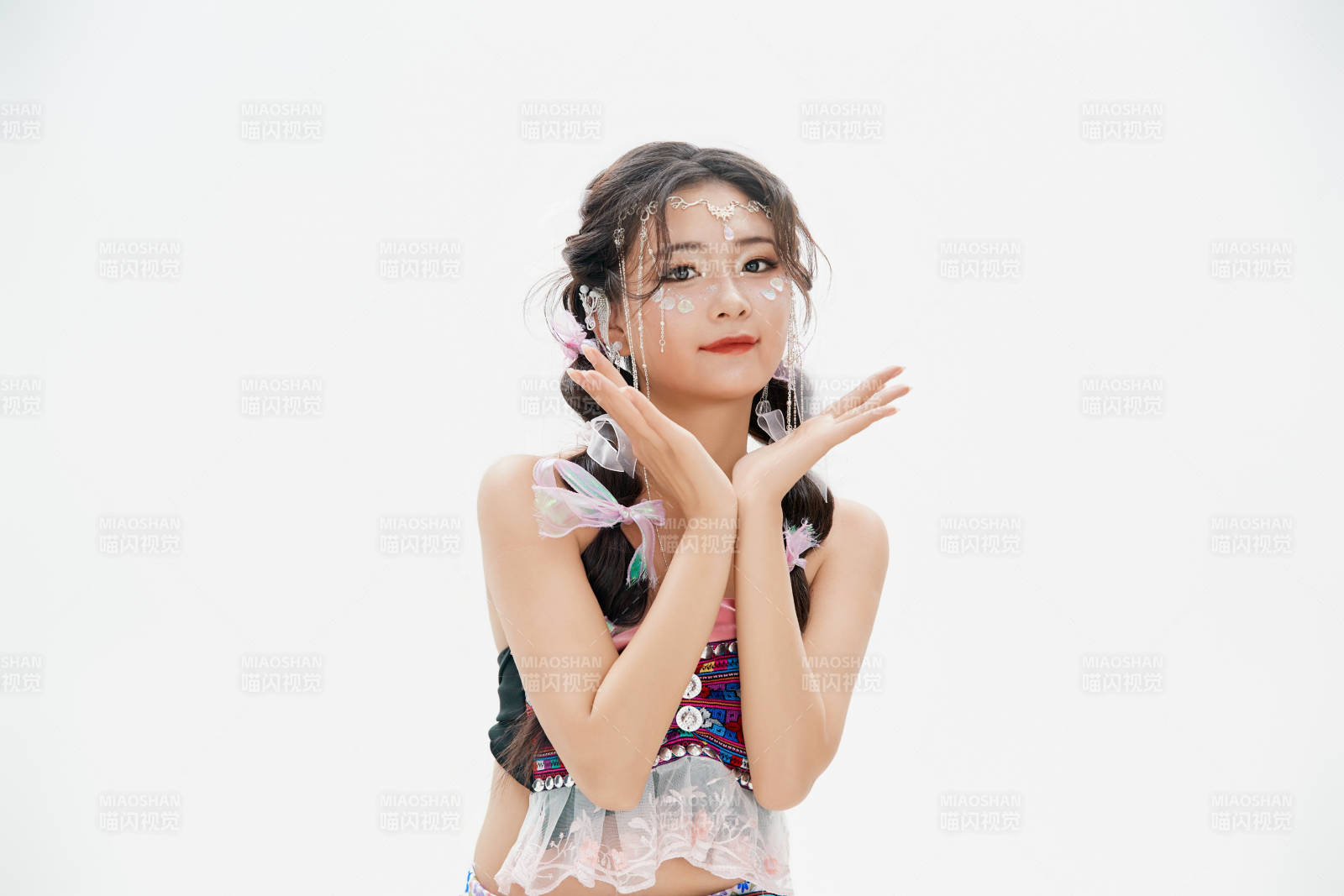 身穿中国少数民族哈尼族服饰的亚洲女性图片