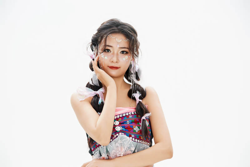 身穿中国少数民族哈尼族服饰的亚洲女性图片