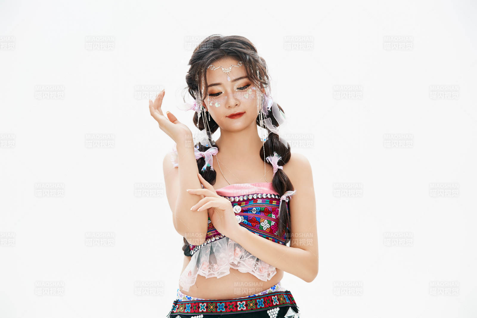 身穿中国少数民族哈尼族服饰的亚洲女性图片