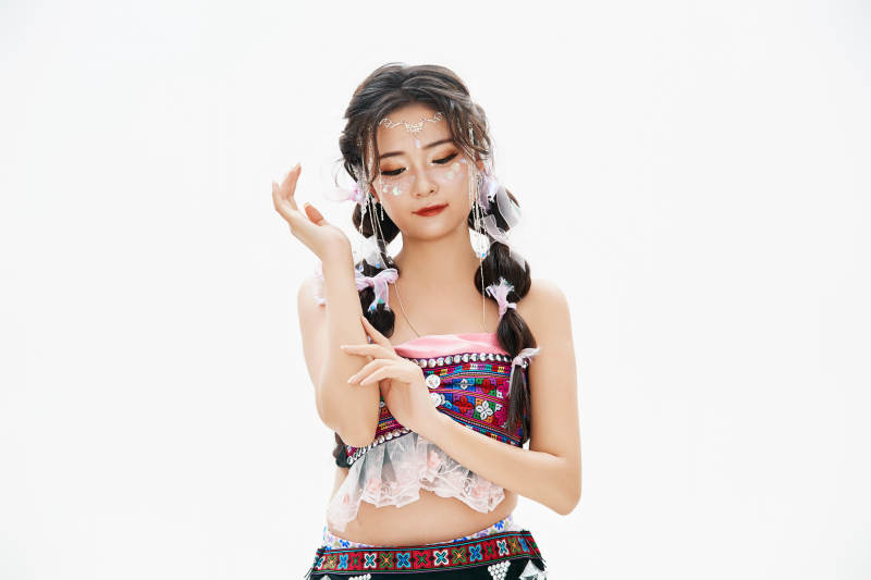 身穿中国少数民族哈尼族服饰的亚洲女性图片