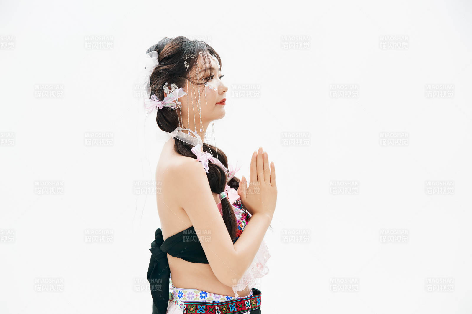 身穿中国少数民族哈尼族服饰的亚洲女性图片