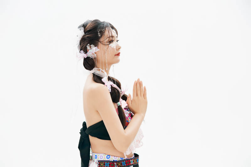 身穿中国少数民族哈尼族服饰的亚洲女性图片