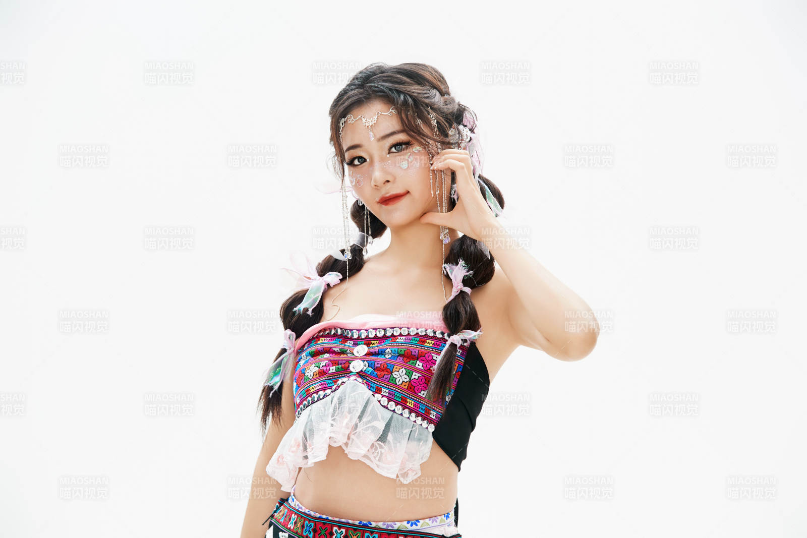 身穿中国少数民族哈尼族服饰的亚洲女性图片