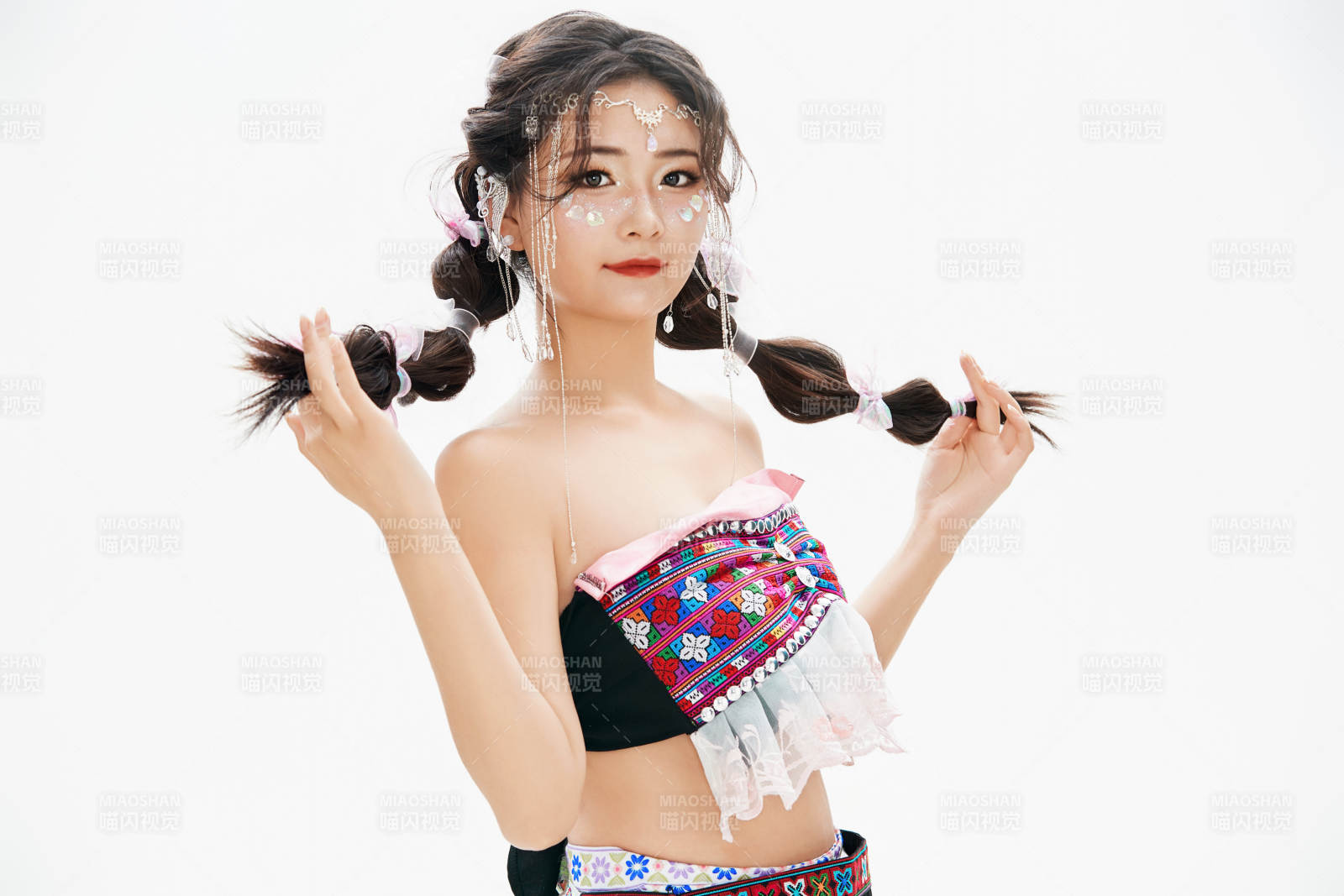 身穿中国少数民族哈尼族服饰的亚洲女性图片