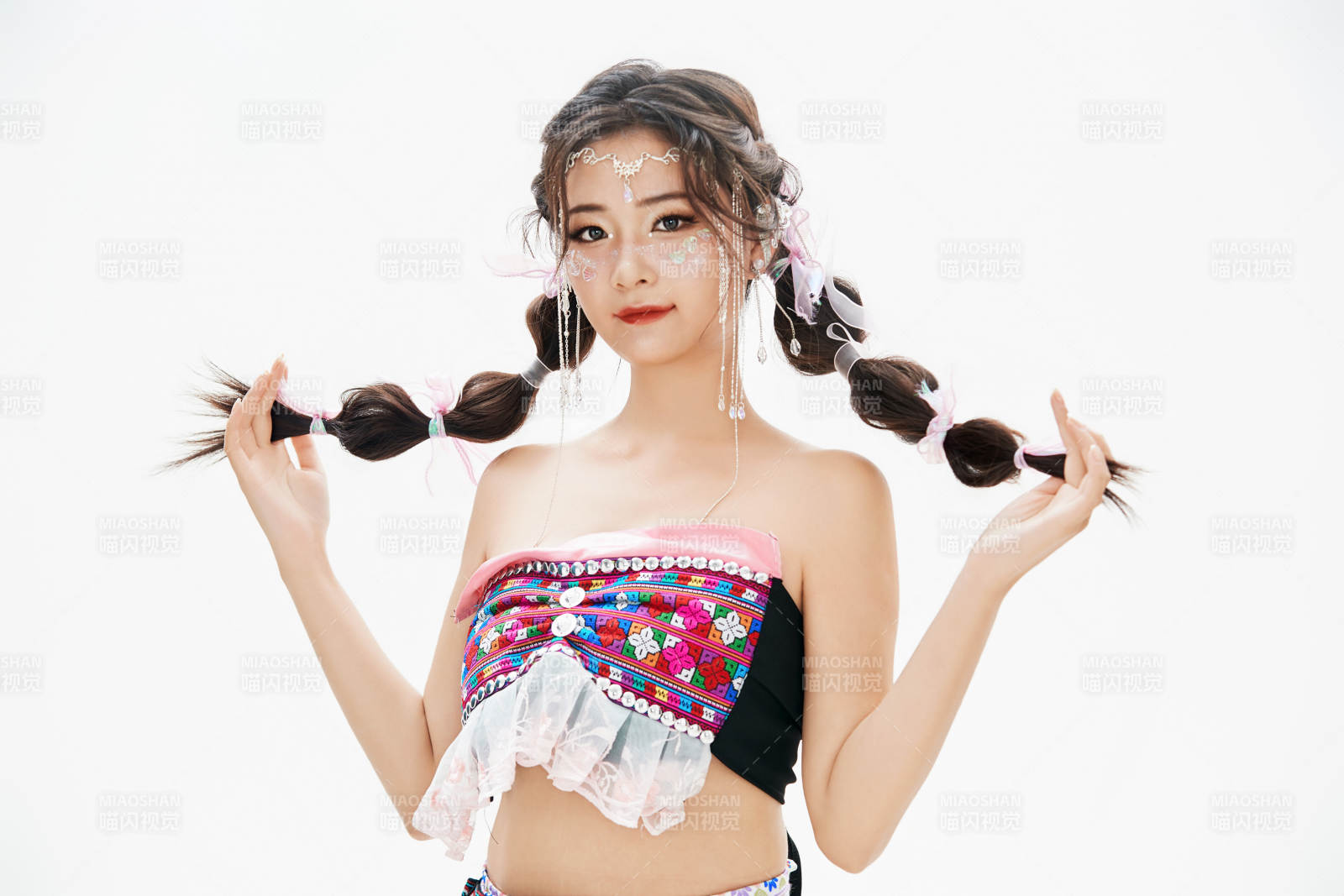 身穿中国少数民族哈尼族服饰的亚洲女性图片