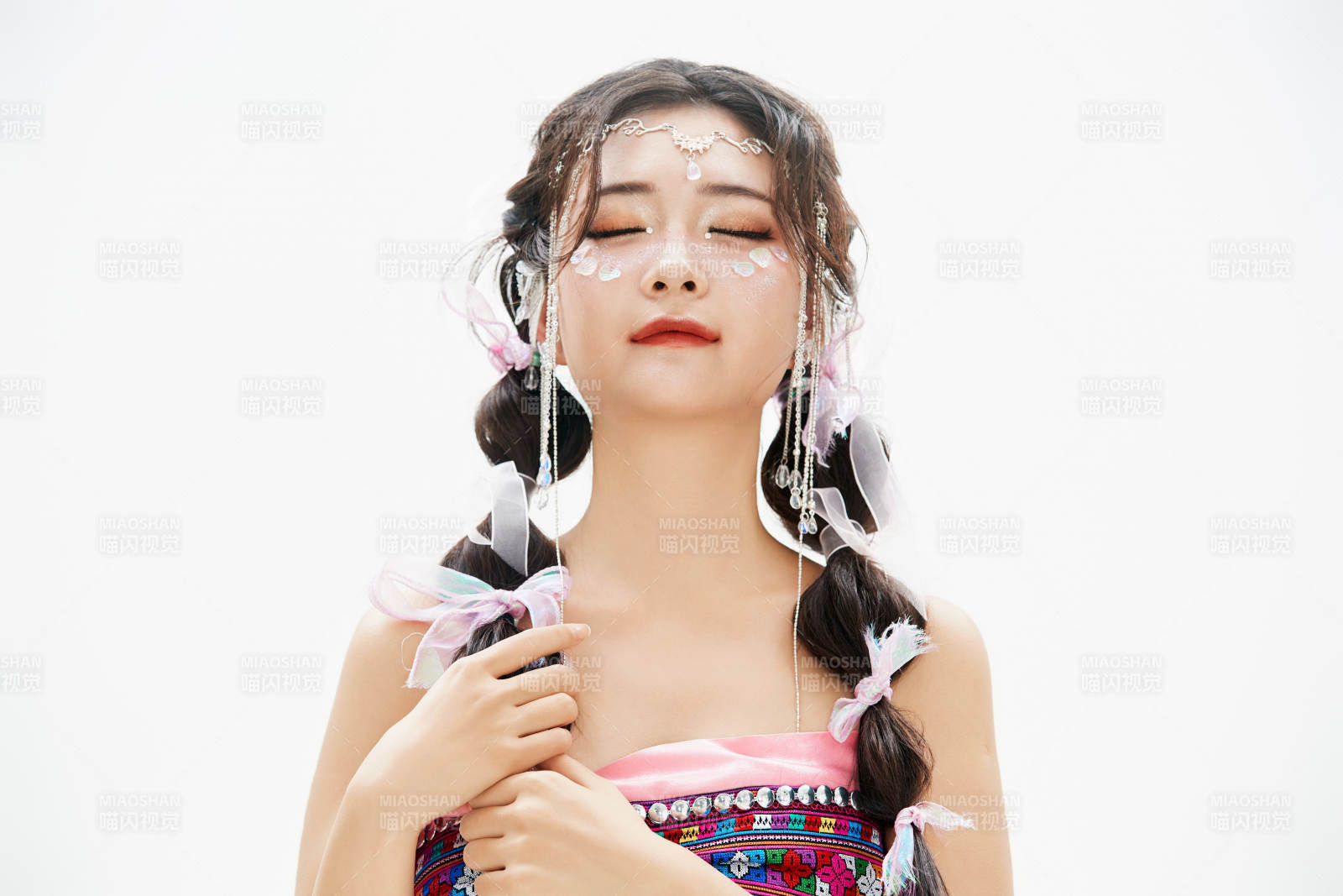 身穿中国少数民族哈尼族服饰的亚洲女性图片