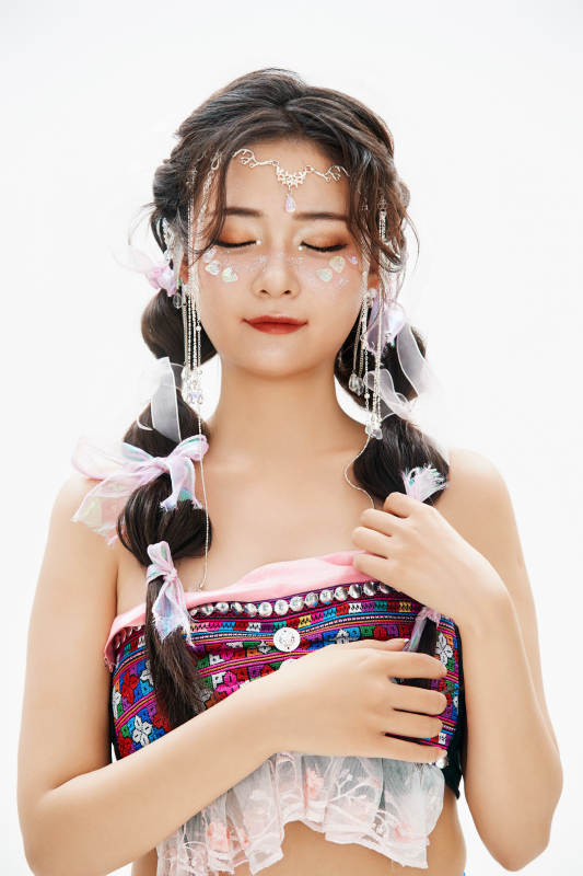 身穿中国少数民族哈尼族服饰的亚洲女性图片