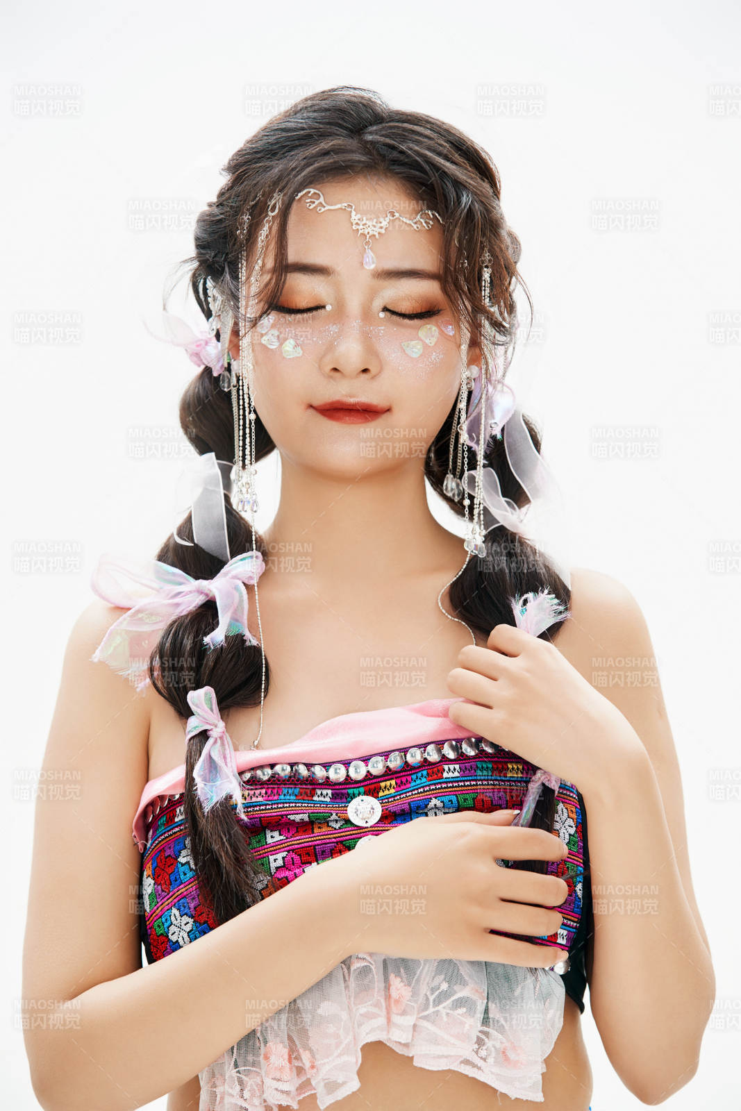 身穿中国少数民族哈尼族服饰的亚洲女性图片