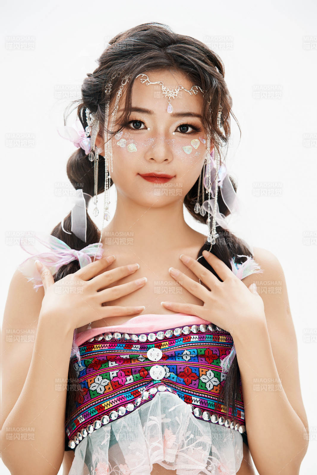 身穿中国少数民族哈尼族服饰的亚洲女性图片