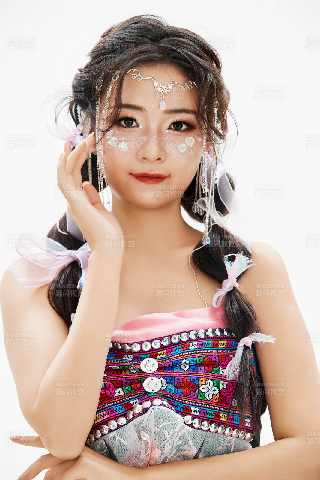 身穿中国少数民族哈尼族服饰的亚洲女性图片