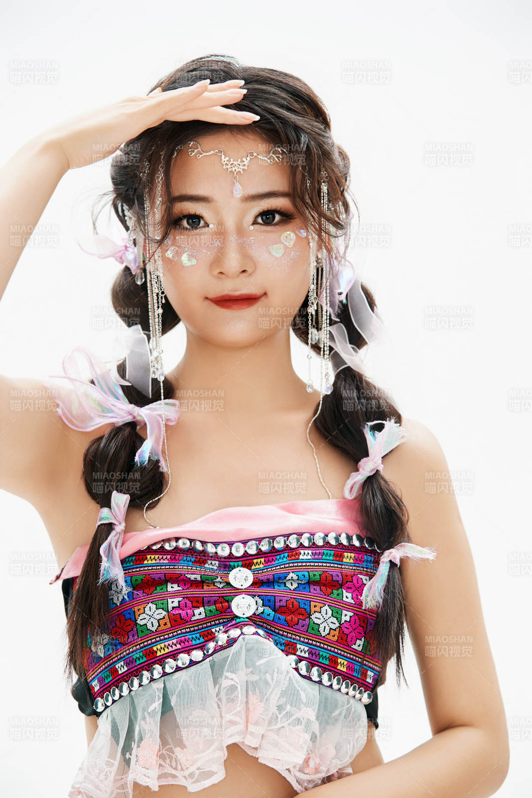 身穿中国少数民族哈尼族服饰的亚洲女性图片