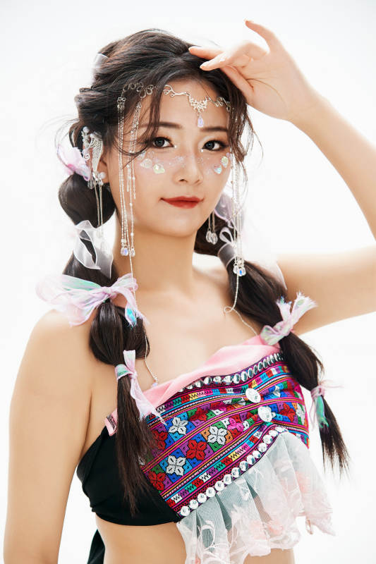 身穿中国少数民族哈尼族服饰的亚洲女性图片