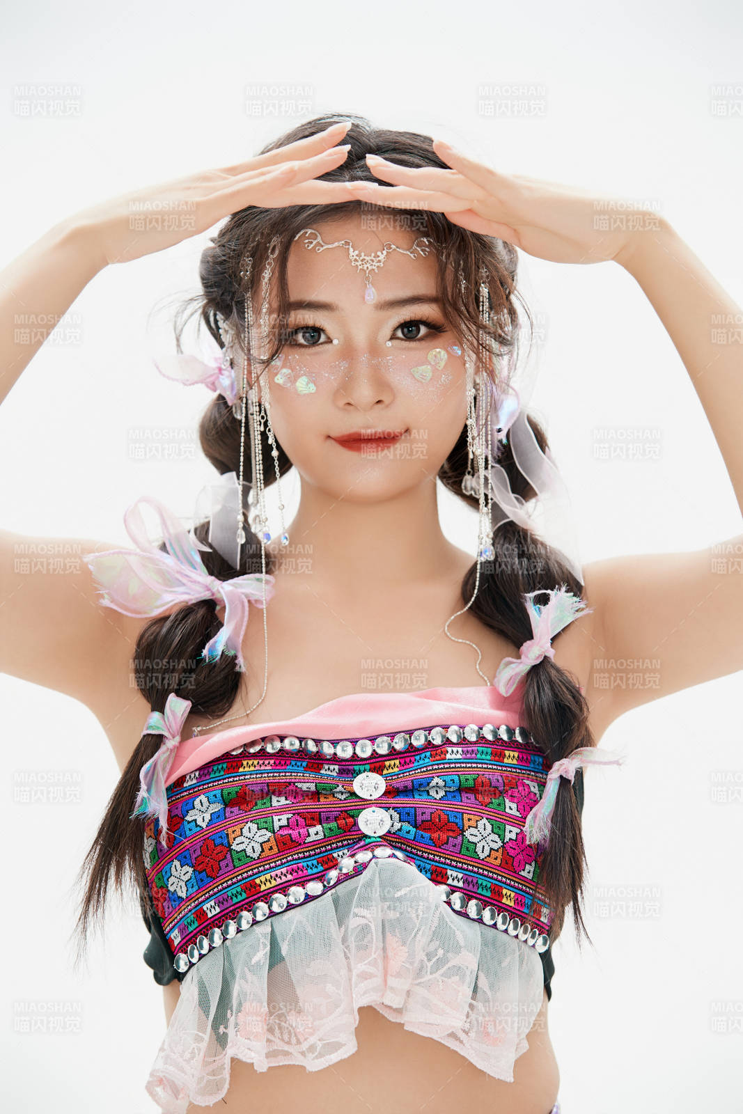 身穿中国少数民族哈尼族服饰的亚洲女性图片