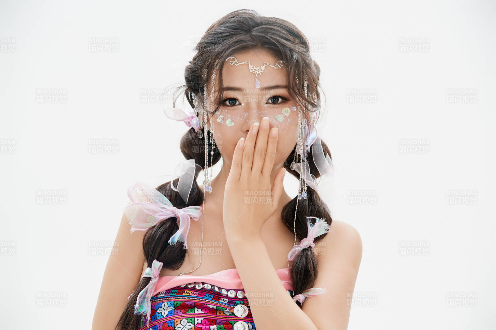 身穿中国少数民族哈尼族服饰的亚洲女性图片