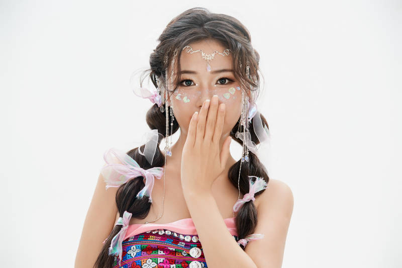 身穿中国少数民族哈尼族服饰的亚洲女性图片