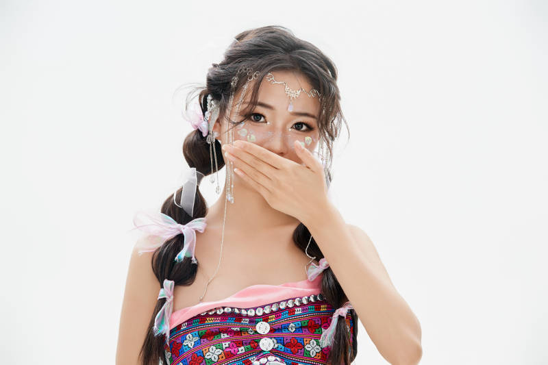 身穿中国少数民族哈尼族服饰的亚洲女性图片