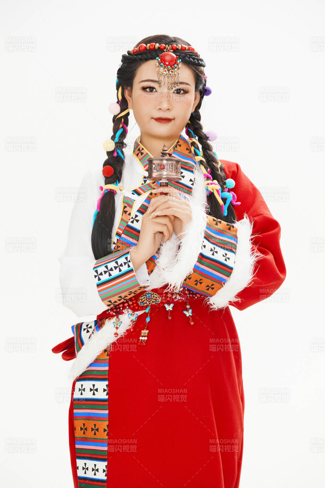 身穿藏族服饰的亚洲女性图片