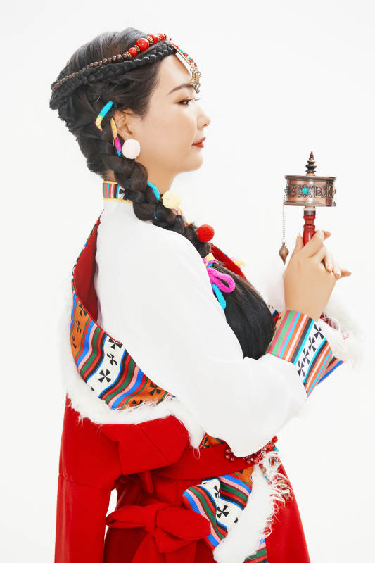 身穿藏族服饰的亚洲女性图片