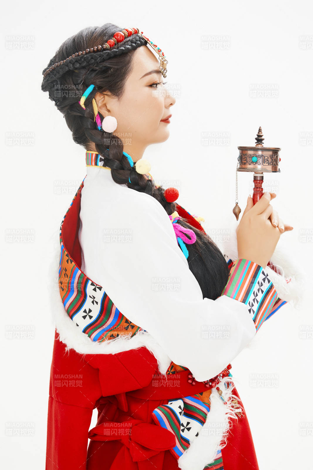 身穿藏族服饰的亚洲女性图片