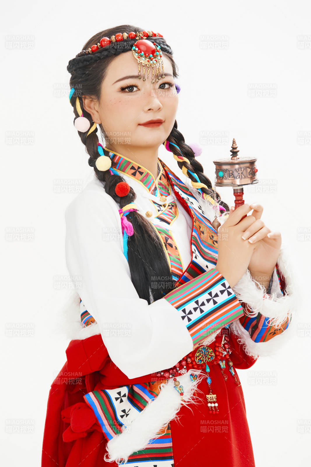 身穿藏族服饰的亚洲女性图片