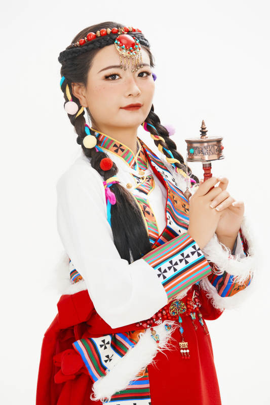身穿藏族服饰的亚洲女性图片