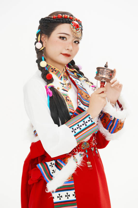 身穿藏族服饰的亚洲女性图片